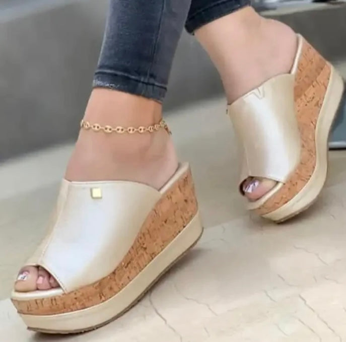 Lara Clog